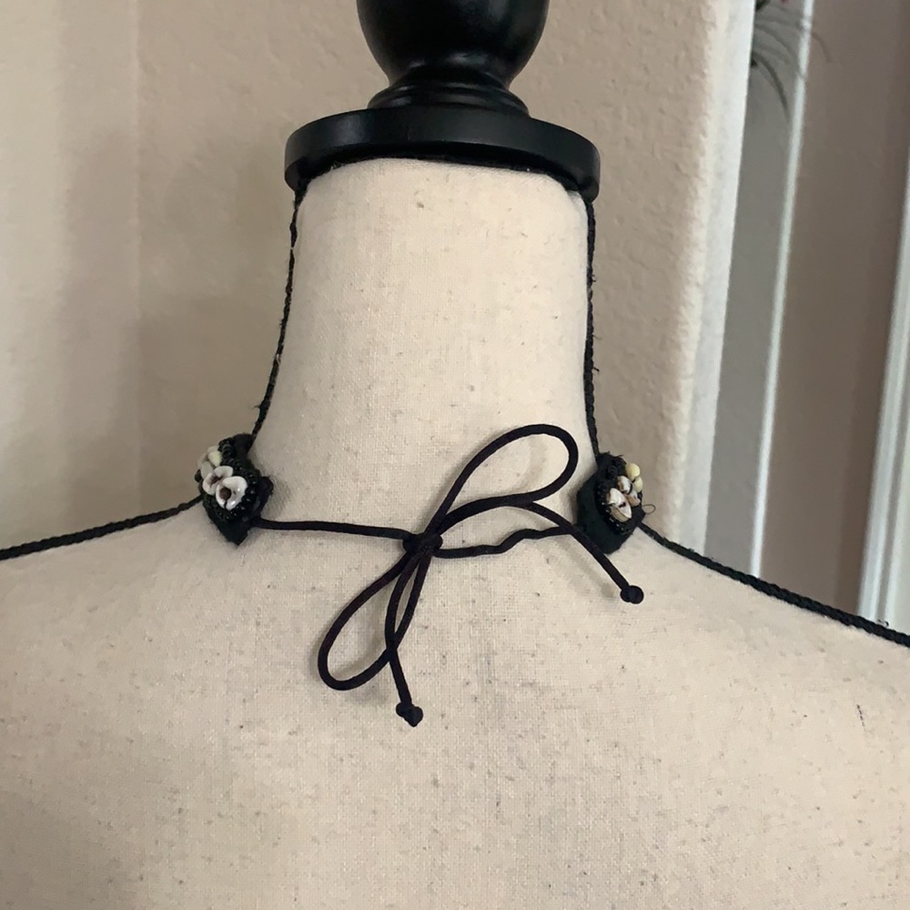 Puka shell and black small bead choker necklace - Picture 8 of 10